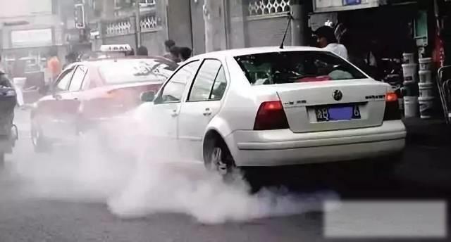 汽车排气管冒白烟正常吗