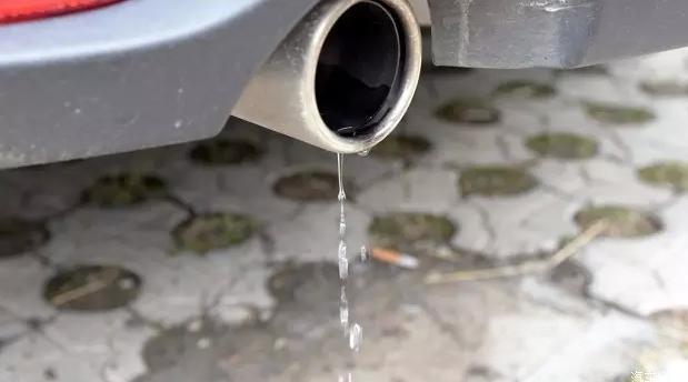 汽车排气管滴水是什么原因