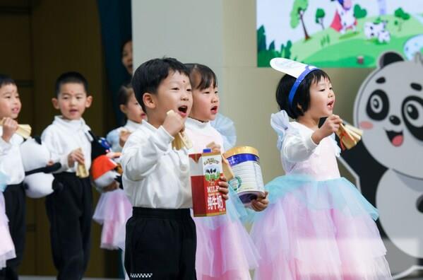 中国儿童中心实验幼儿园孩子们表演环保朗诵