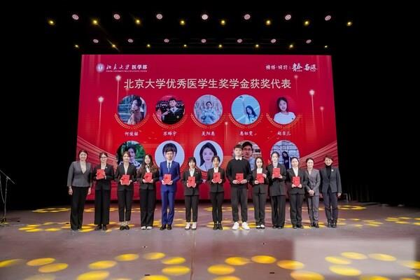 张亚琼（右二）与获得卫材中国奖助学金学生代表合影