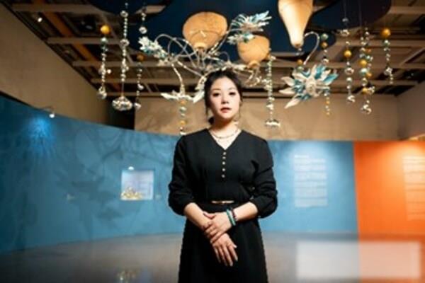 艺术家苏凌葑爱女士的作品《花季》由天花悬吊下来，仿佛似宝石珠链。