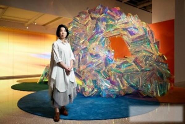 艺术家张凯仪女士的大型创作《心花怒放》像拱门，卷曲的幻彩反射出五彩斑斓的效果。