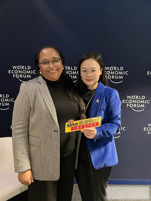 雅苒全球执行副总裁、亚洲与非洲区总裁费桑女士（左）；新浪财经欧洲站站长郝倩女士(右)；图片来源：新浪财经